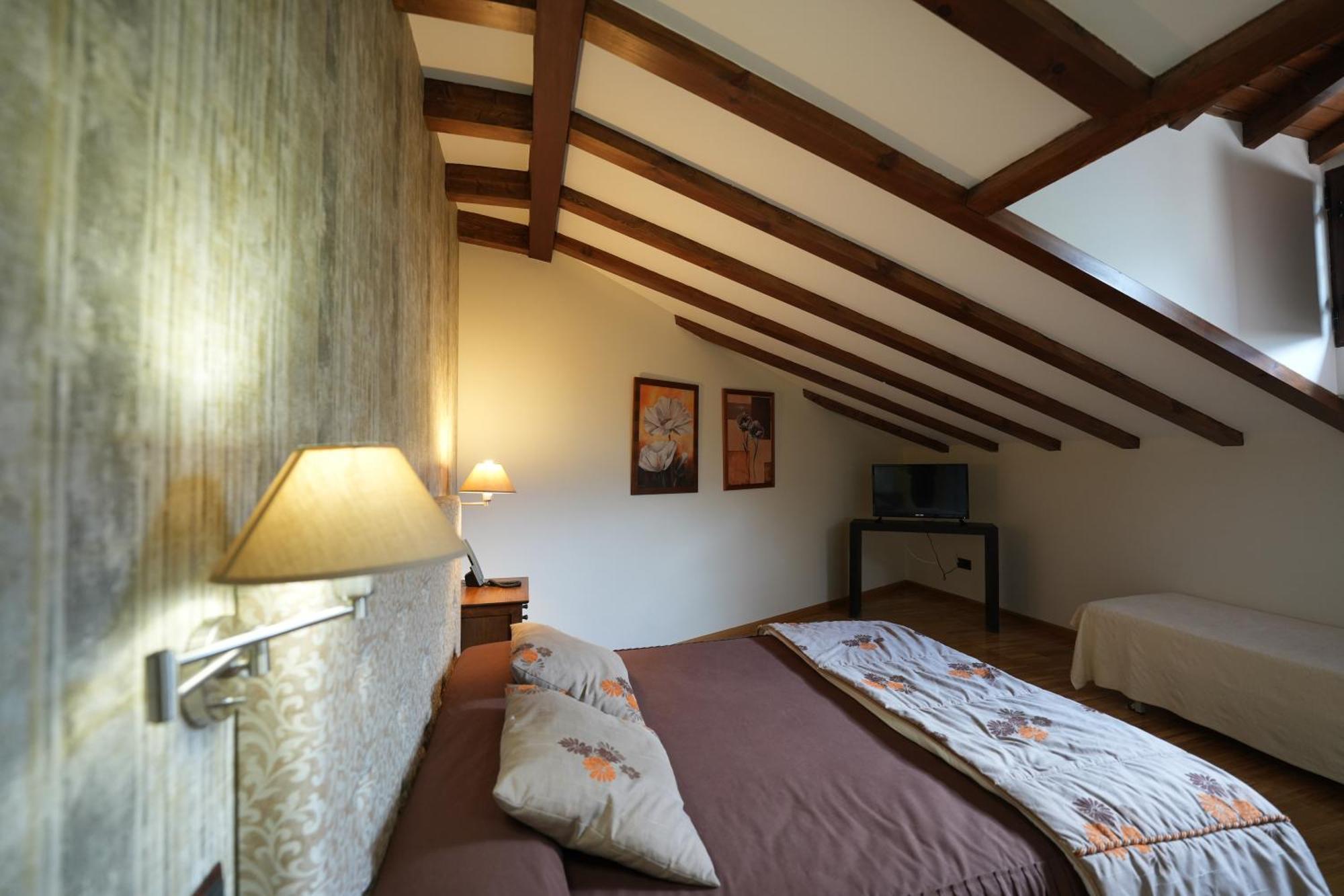 Hotel Rural Y Restaurante, Rinconcito De Gredos Cuevas Del Valle Luaran gambar