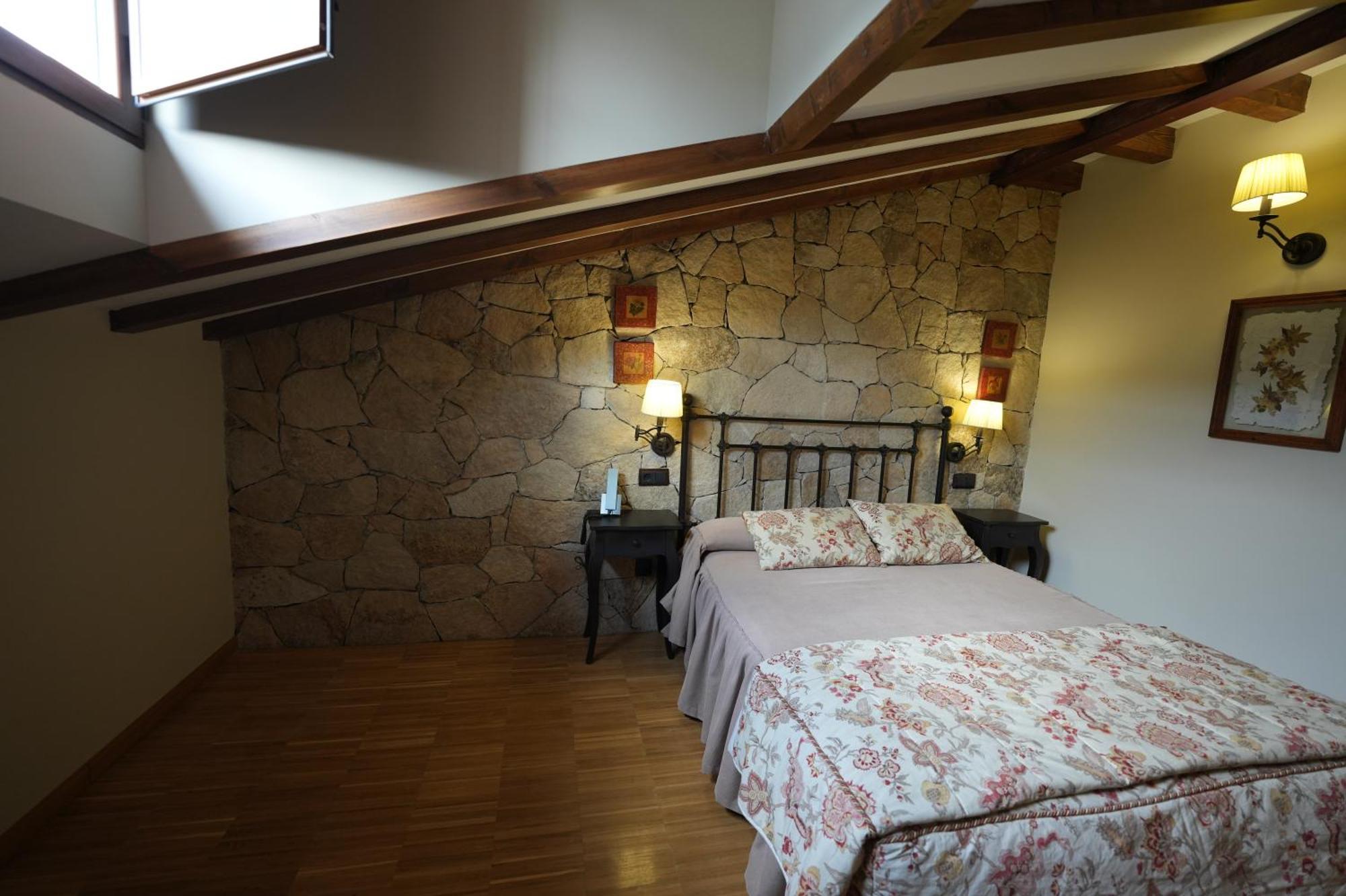 Hotel Rural Y Restaurante, Rinconcito De Gredos Cuevas Del Valle Luaran gambar