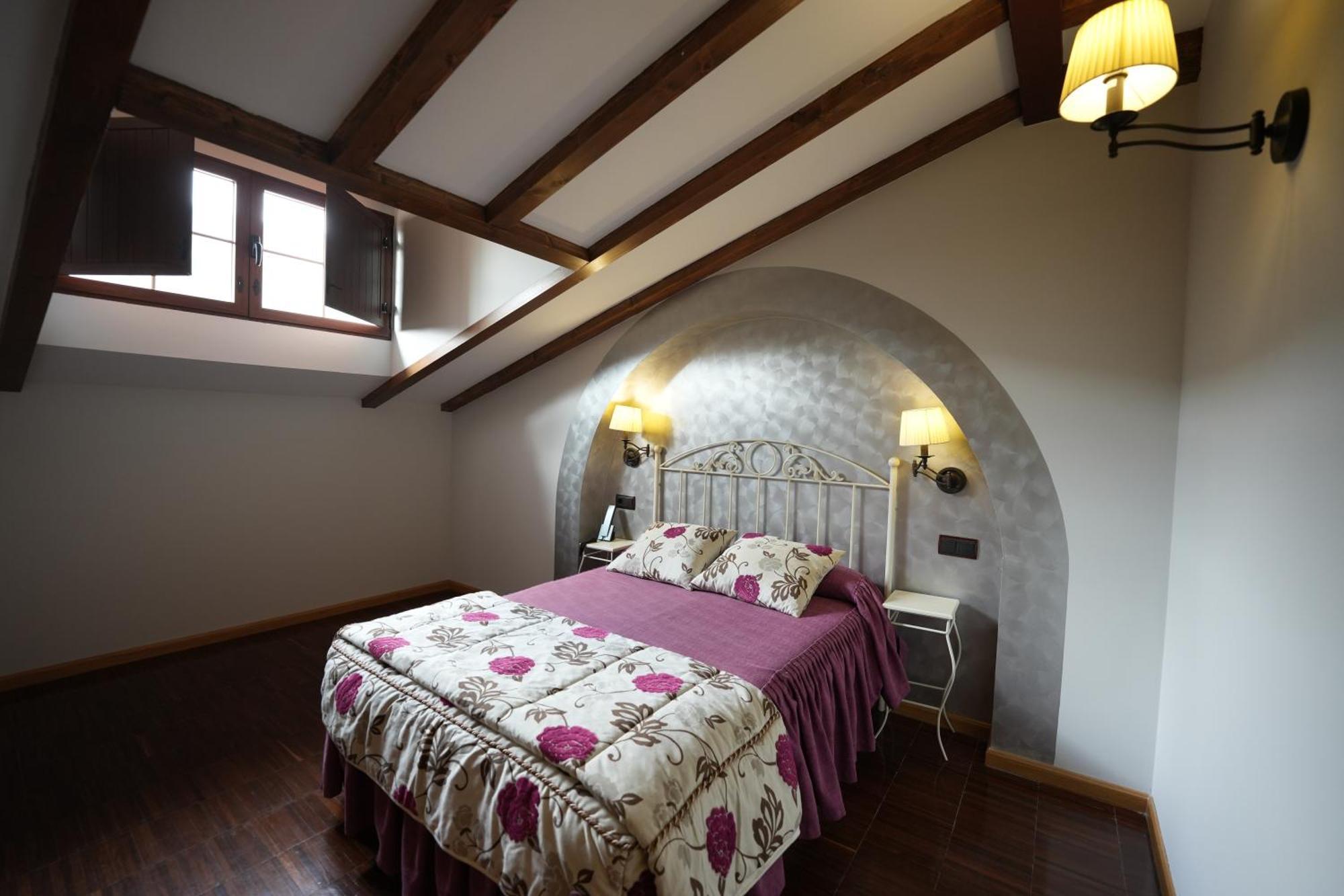 Hotel Rural Y Restaurante, Rinconcito De Gredos Cuevas Del Valle Luaran gambar