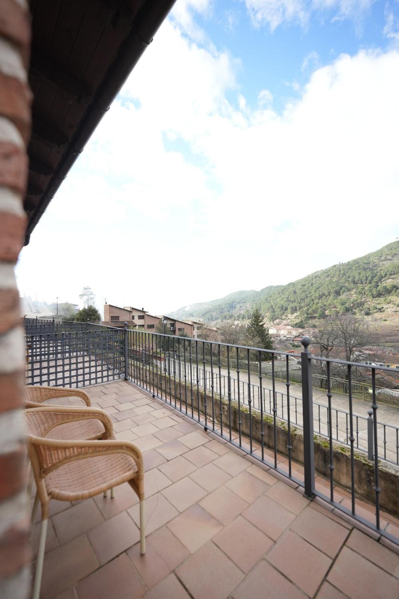 Hotel Rural Y Restaurante, Rinconcito De Gredos Cuevas Del Valle Luaran gambar