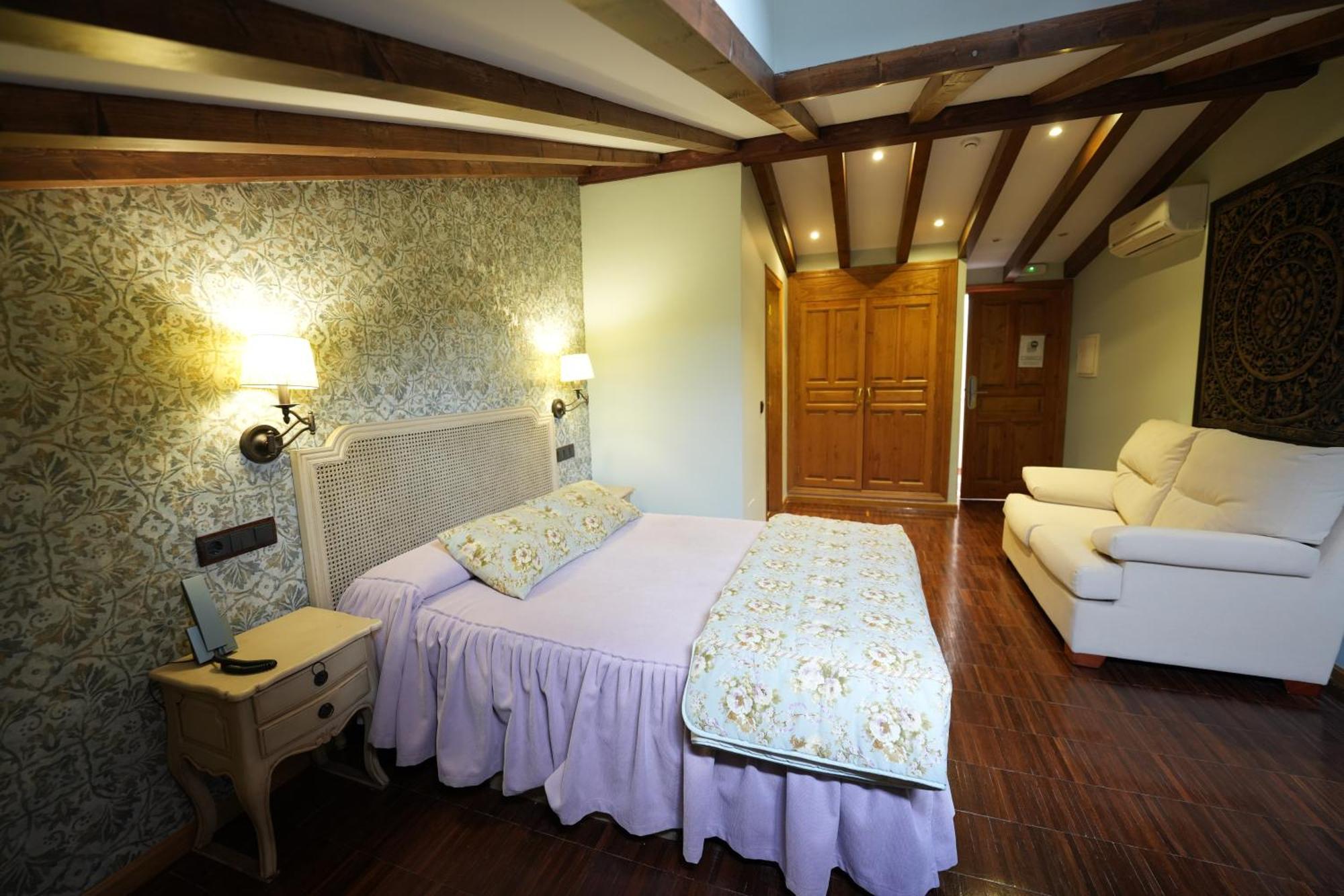 Hotel Rural Y Restaurante, Rinconcito De Gredos Cuevas Del Valle Luaran gambar