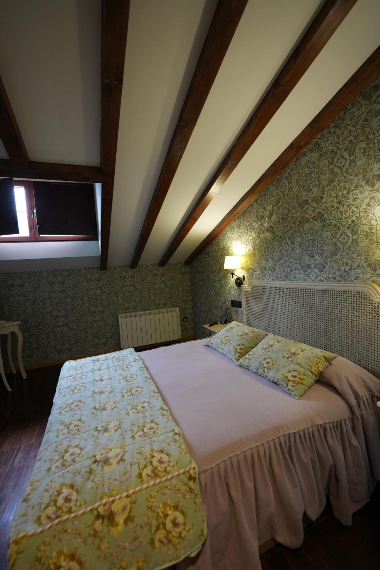Hotel Rural Y Restaurante, Rinconcito De Gredos Cuevas Del Valle Luaran gambar