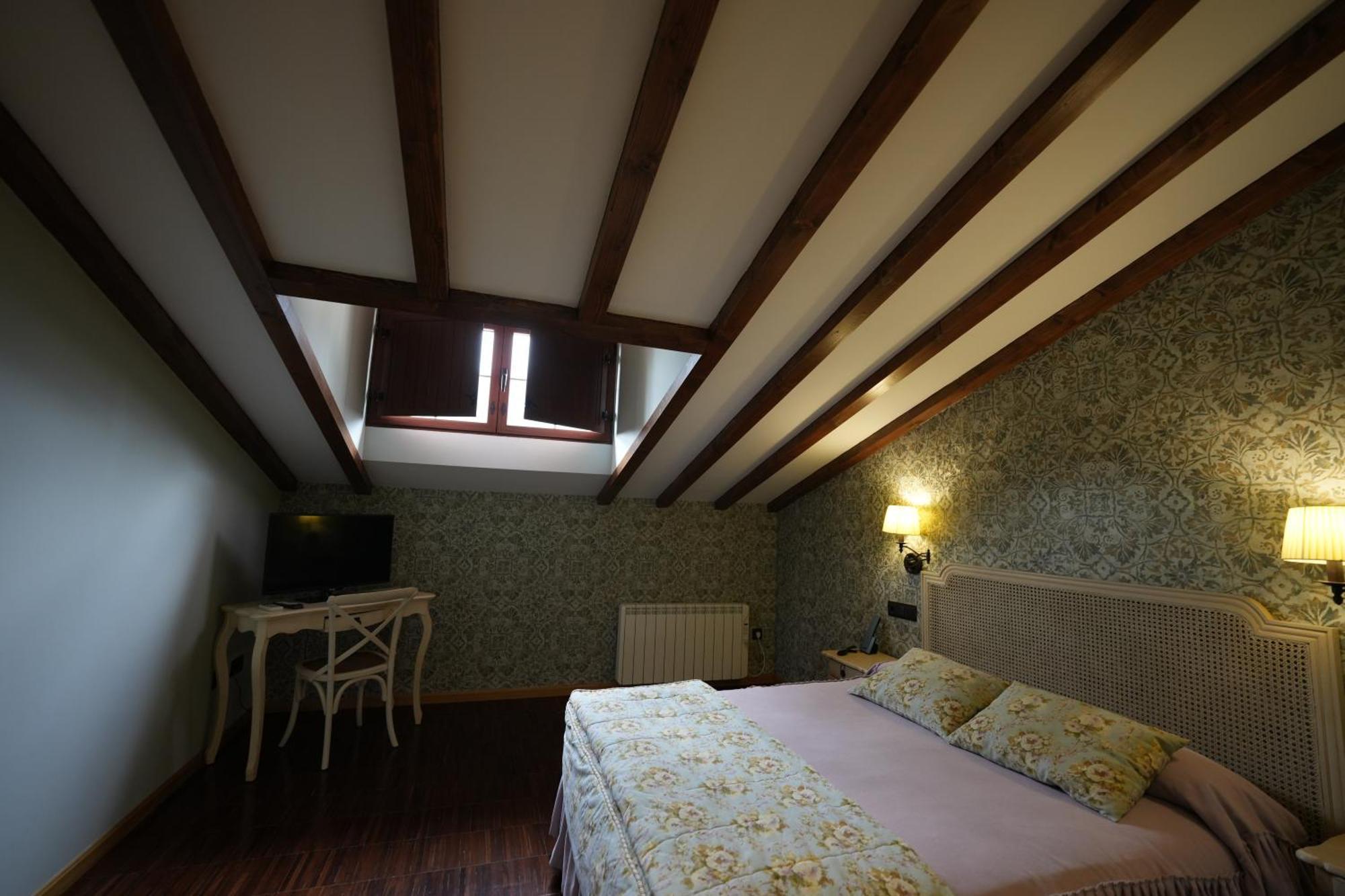Hotel Rural Y Restaurante, Rinconcito De Gredos Cuevas Del Valle Luaran gambar