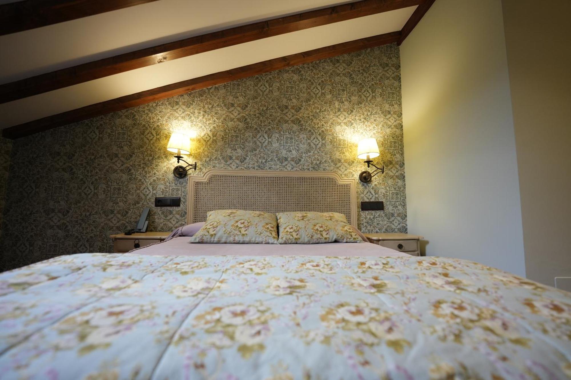 Hotel Rural Y Restaurante, Rinconcito De Gredos Cuevas Del Valle Luaran gambar