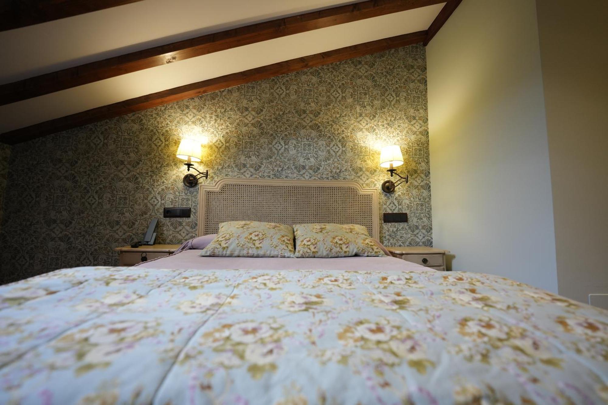 Hotel Rural Y Restaurante, Rinconcito De Gredos Cuevas Del Valle Luaran gambar
