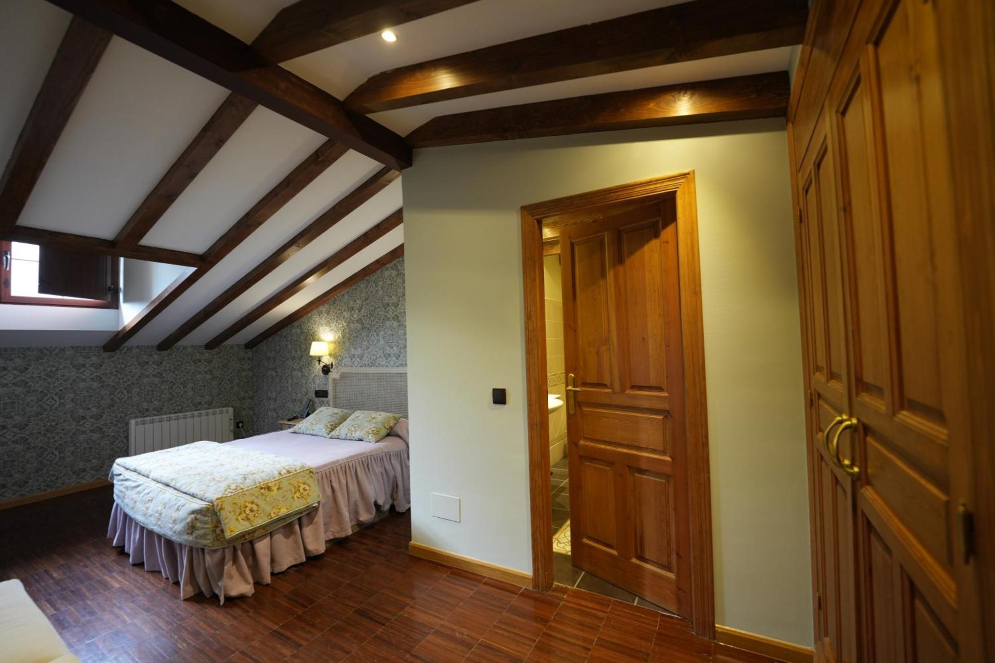 Hotel Rural Y Restaurante, Rinconcito De Gredos Cuevas Del Valle Luaran gambar