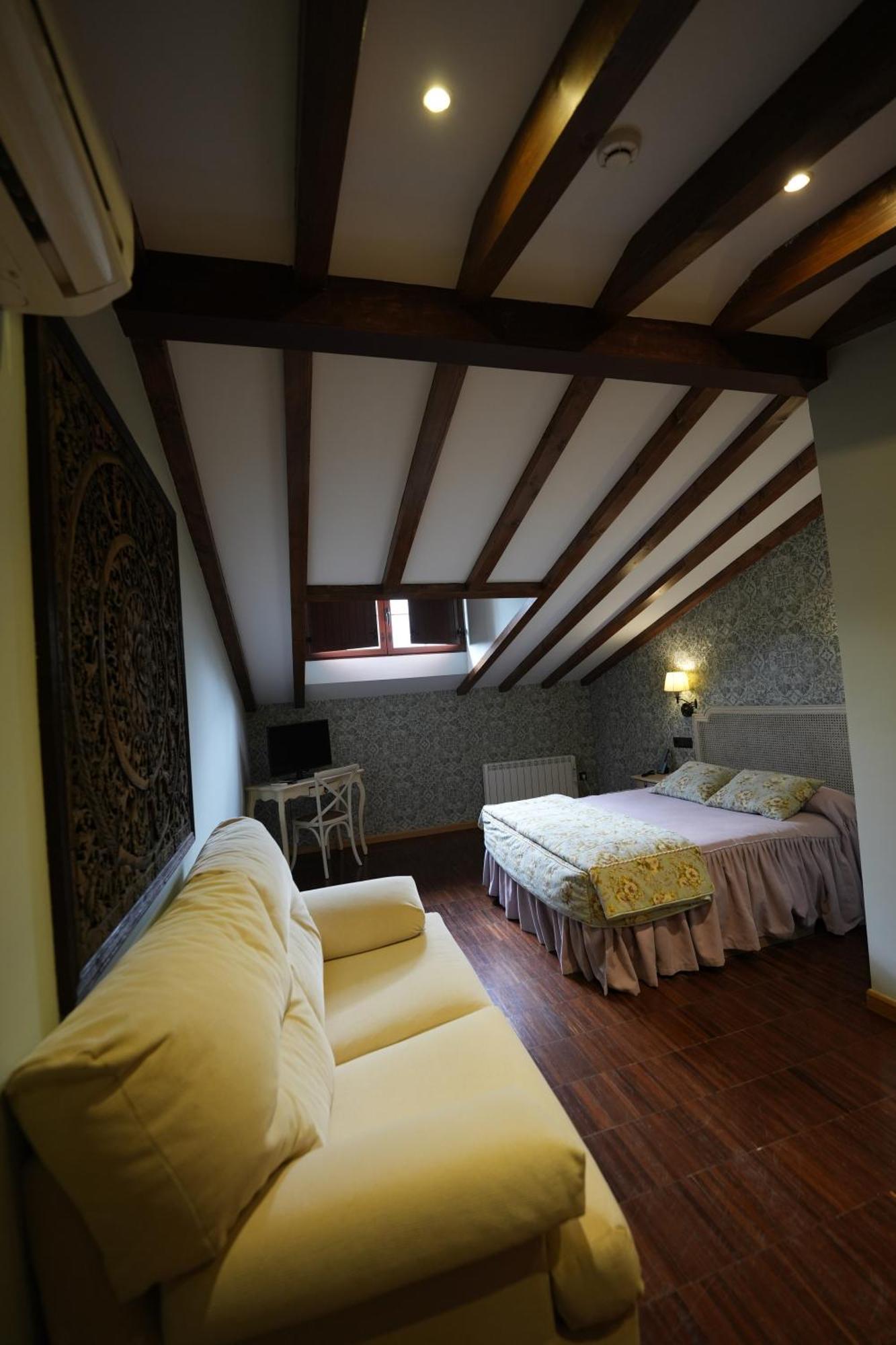 Hotel Rural Y Restaurante, Rinconcito De Gredos Cuevas Del Valle Luaran gambar
