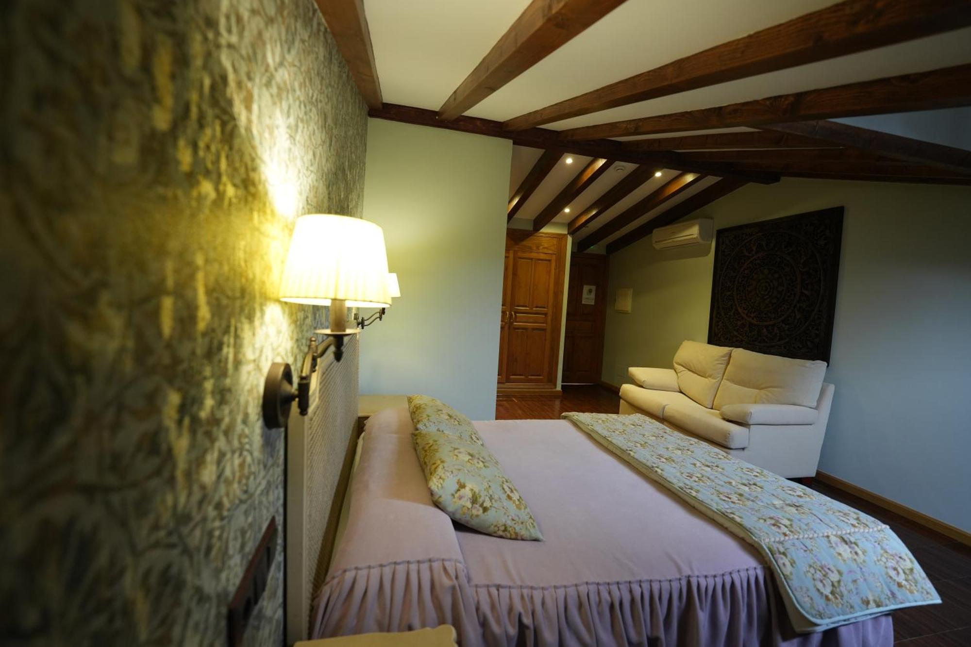 Hotel Rural Y Restaurante, Rinconcito De Gredos Cuevas Del Valle Luaran gambar