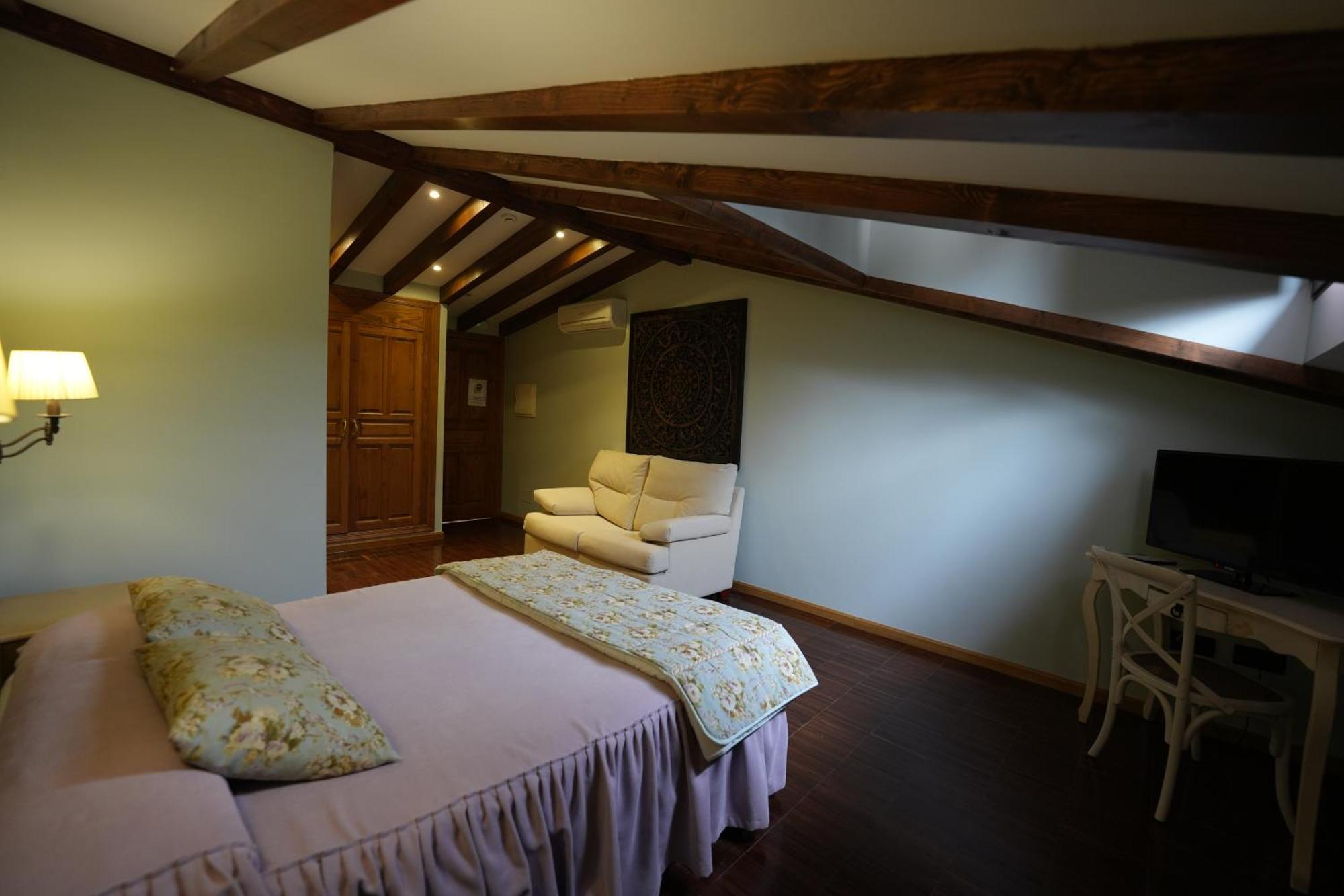 Hotel Rural Y Restaurante, Rinconcito De Gredos Cuevas Del Valle Luaran gambar